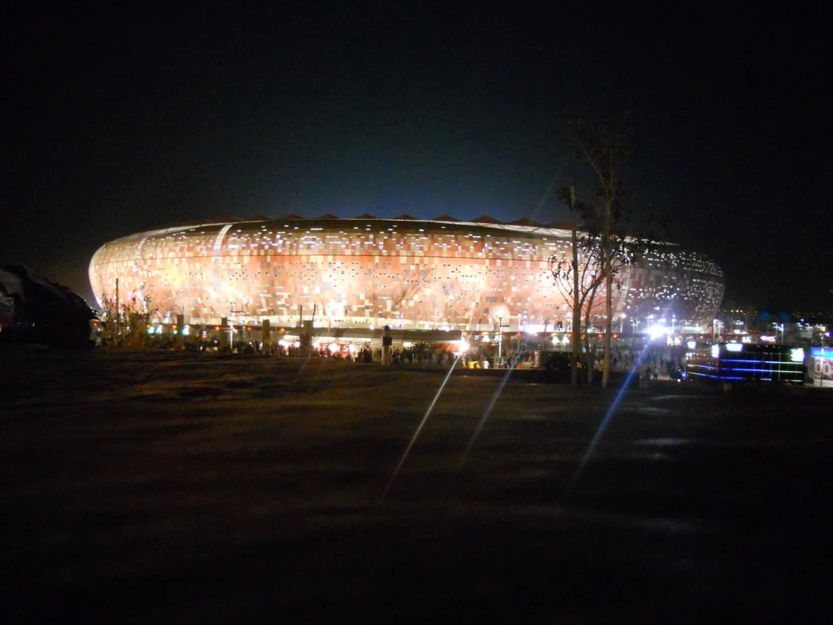 밤에 조명이 켜진 대형 축구 경기장 외관